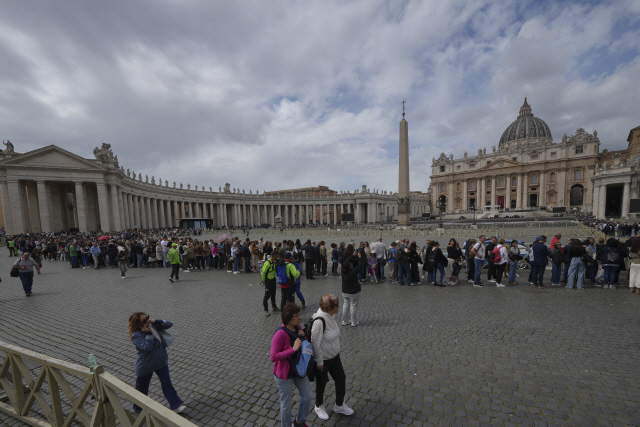 )24일(현지시간) 성베드로 대광장 앞에 줄 서 있는 교황 조문 행렬. [바티칸 AP=연합뉴스]